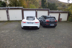2 Garagen mit Stellplätzen davor