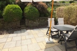 Terrasse mit Ziergarten