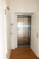 Blick zum Eingang mit Aufzug