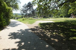 Waldspielplatz hinter Haus