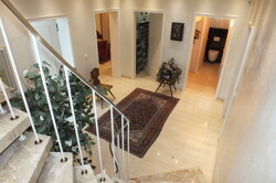 Treppe zur Eingangsdiele Gartengeschoss