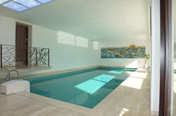 Schwimmbecken und Zugang Wellness