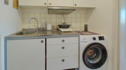 Die Küche mit Waschmaschinen-Anschluss