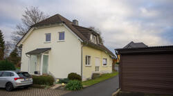 Außenansicht Eingang und Garage