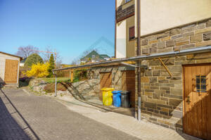 Garage und Kellereingang