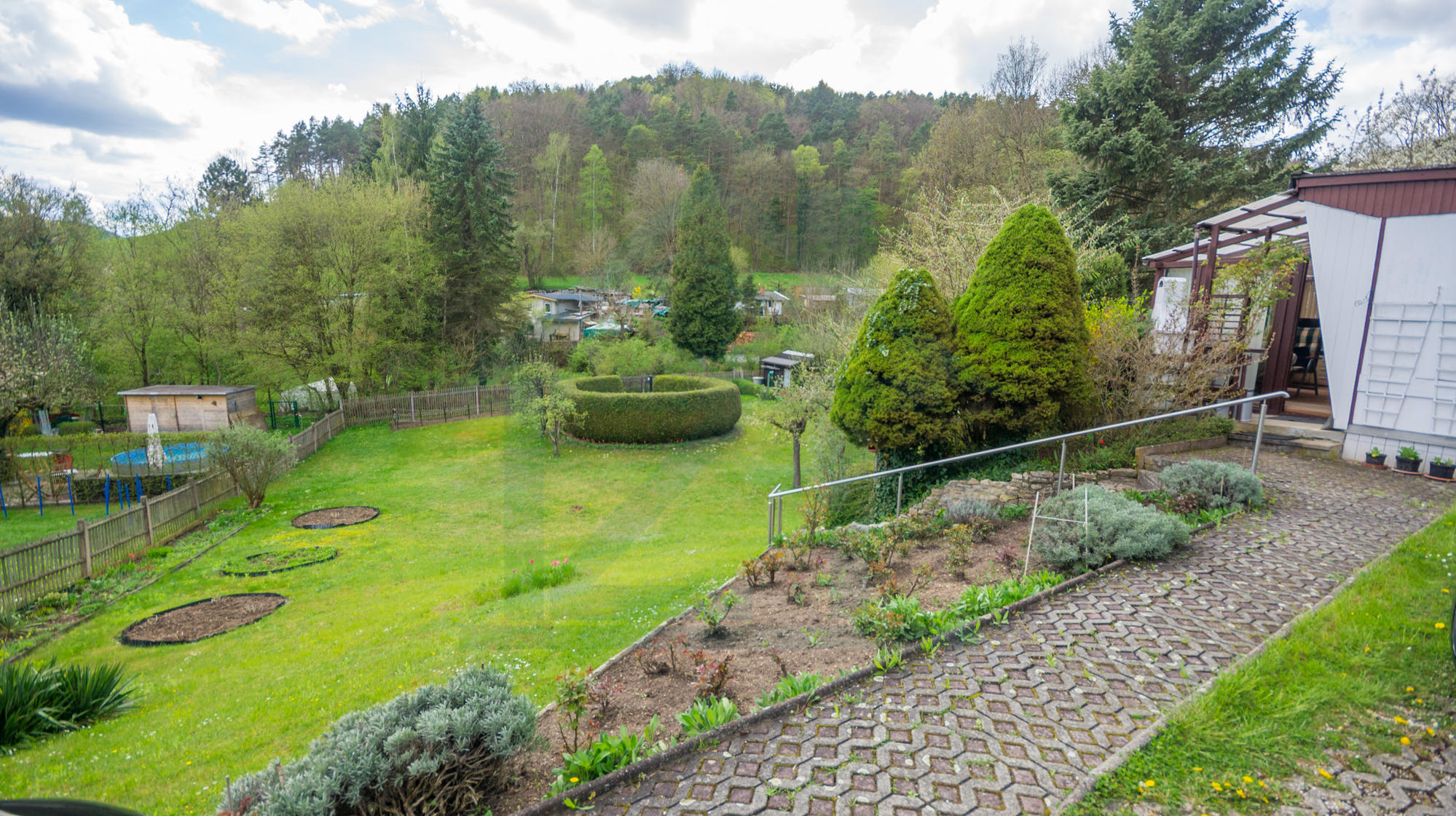 Garten mit Bungalow