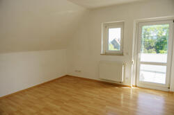 Schlafzimmer mit Balkon OG