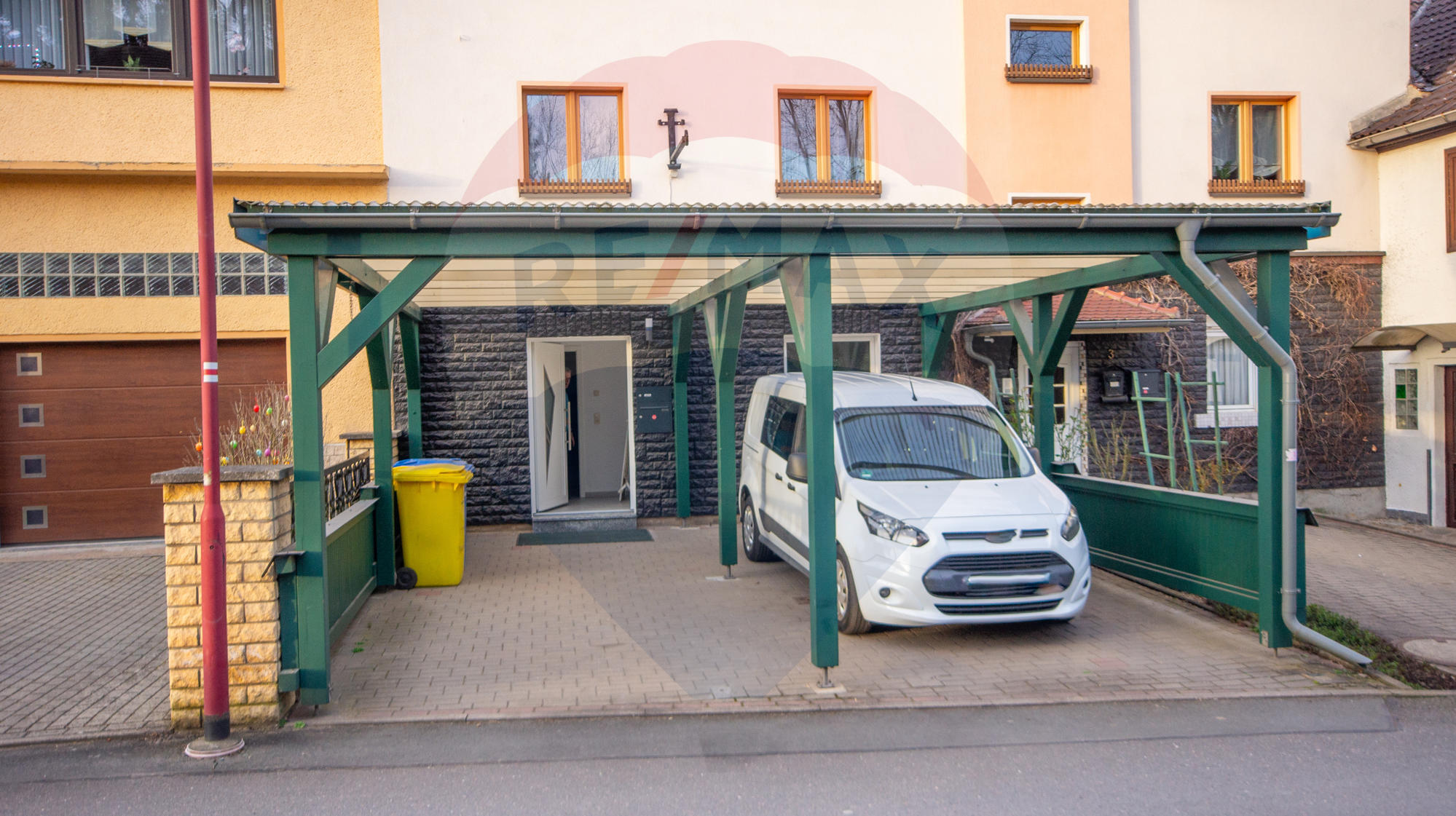 Außenansicht mit Carport