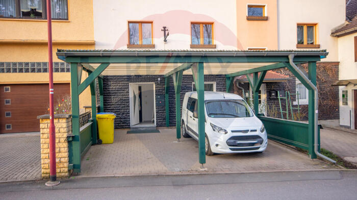 Außenansicht mit Carport