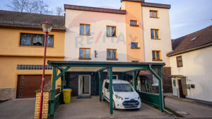 Außenansicht mit Carport
