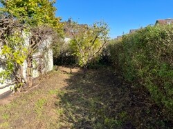 Garten neben der Garage