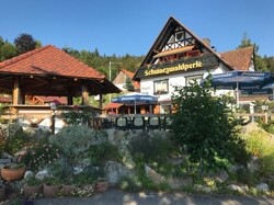 Haus mit Biergarten und Pavillon