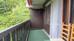 Balkon mit Schrank für Besen etc.