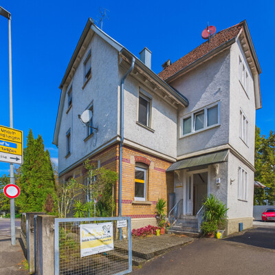 Eckgebäude in sonnigem Stadtbild