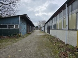 Durchfahrt zum vorderen Grundstücksteil