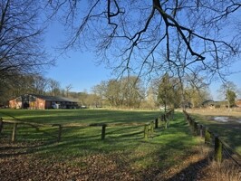 Turnier und Springplatz mit Reithalle im Hintergrund