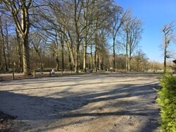 Dressurviereck neben Reithalle