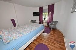 Bett mit Fensterblick
