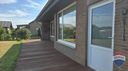 Terrasse mit Zugang in das Nebengebäude