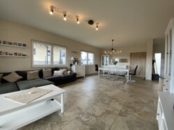 Wohnzimmer/-Esszimmer