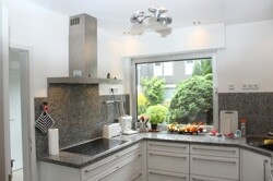 Kochen mit Blick in den Vorgarten