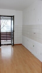 Küche mit Ausgang zum Balkon