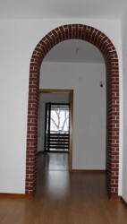 Hohe Decken mit Rundbogen