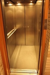Moderner Aufzug