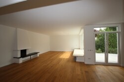 Großer Wohnraum mit Kamin & Zugang zur Terrasse