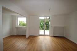 Schlafzimmer mit Zugang zur Terrasse
