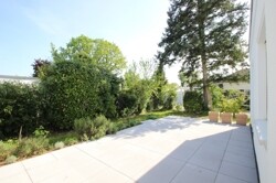 Die große Terrasse lädt zum Entspannen ein