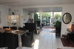 Essbereich mit Blick ins Wohnzimmer