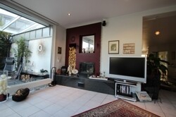 Teilansicht Wohnzimmer mit Kamin