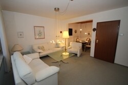 Wohnzimmer mit Blick in den Essbereich