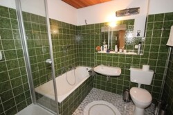 Bad mit Wanne und Dusche - Lichtkuppel zum Öffnen