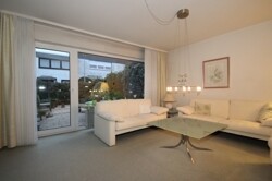 Wohnzimmer mit Blick in den Garten