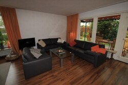  Wohnzimmer mit Gartenblick