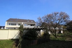 Gartenansicht (Haushälfte links) mit Magnolie