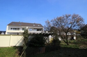 Gartenansicht (Haushälfte links) mit Magnolie
