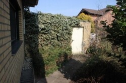 Zugang zum Garten von der Garage