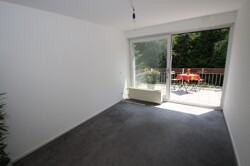 Schlafzimmer mit Austritt zum Balkon