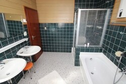 Wannenbad mit Dusche