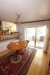 Esszimmer mit Blick ins Wohnzimmer