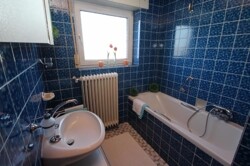 Bad mit Dusche & Wanne