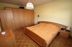 Geräumiges Schlafzimmer 