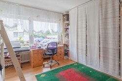 Kinderschlafzimmer mit Zugang zur Loggia