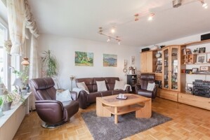Lichtdurchflutetes Wohnzimmer