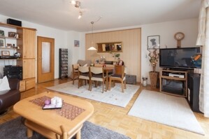 Wohn-/ Esszimmer mit Zugang zum Balkon