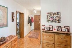 Flur mit Blick Richtung Eingang