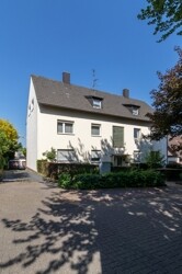 Straßenansicht mit Garagenzufahrt